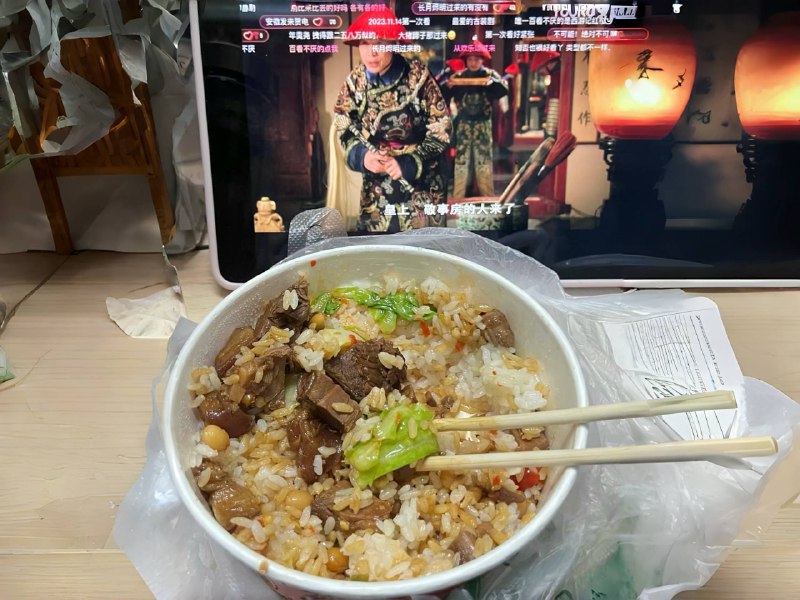 名称：【视频】连续通宵42小时只靠拼好饭续命，离开网吧的那一刻差点原地升仙描述：四川绵阳网吧躺平日记链接：